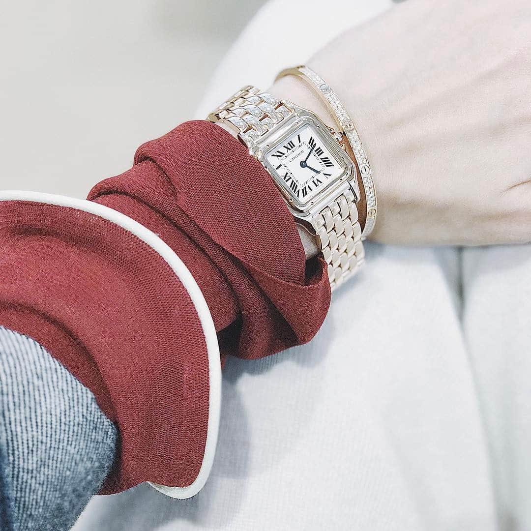 市川渚さんのインスタグラム写真 - (市川渚Instagram)「Panthère de Cartier ✖︎ LOVE bracelet ❣️ . 色んなところで言っているのだけれど、Apple Watchを付けはじめて何が1番変わったか/発見だったかというと「腕で時刻を確認できる便利さ＝腕時計の必要性」でした。と、いうわけで人生ではじめて、ちょっと時計欲しいなあなんて思っているわけです。沈黙の時を超えて、今春復活するPanthère de Cartier付けさせてもらったら、ますますその気分が高まった……！何かを(何をだ)頑張った記念に、いつか買いたいなあ。LOVEブレスとの重ね付けもいいかんじ。 . #PantheredeCartier#cartierwatches#LOVEbracelet#cartier#shotbyiphone7plus」4月5日 16時13分 - nagiko