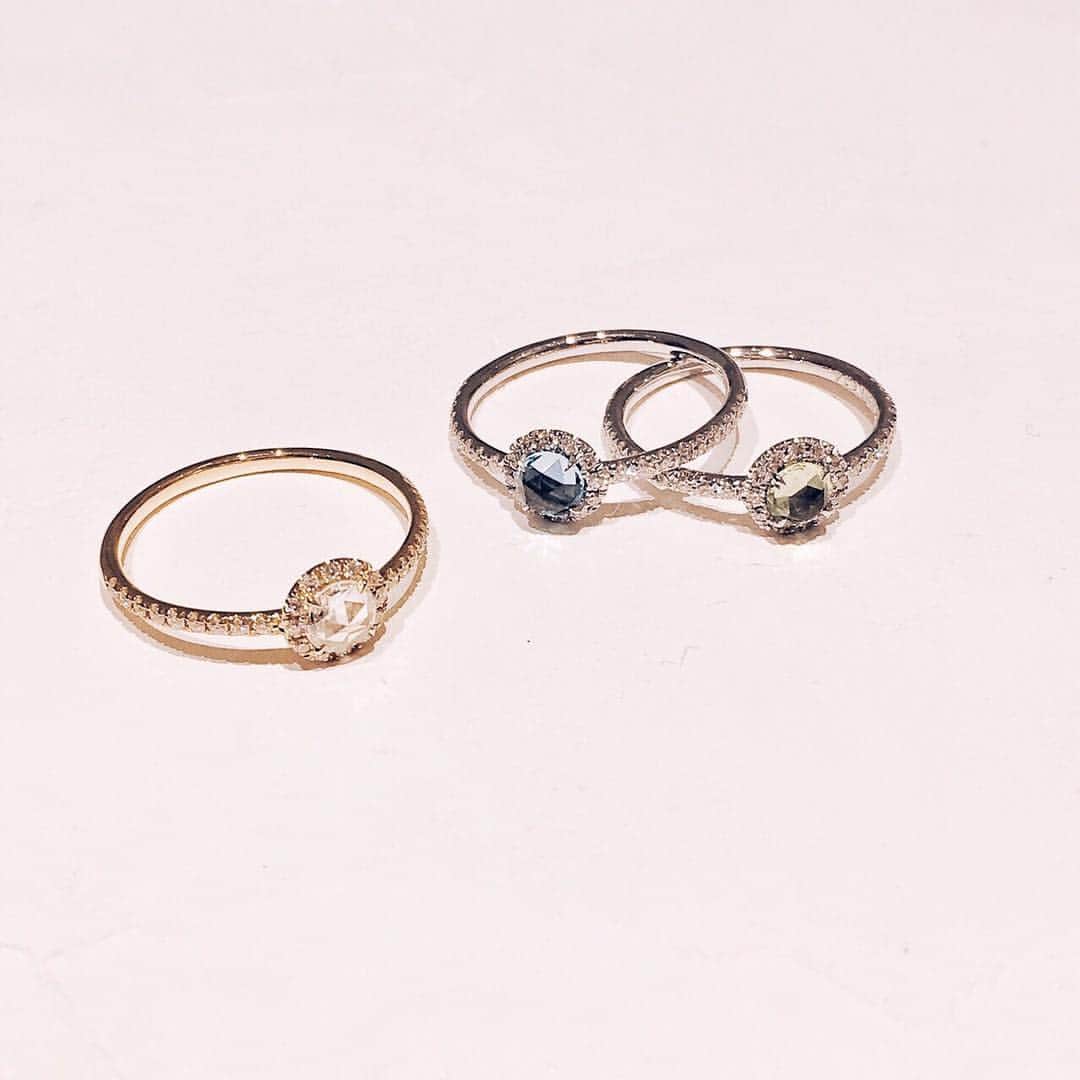 アーカーさんのインスタグラム写真 - (アーカーInstagram)「. 中央にローズカット、周りをラウンドメレダイアで取り巻き、2つの輝きのコントラストを楽しめるヴィヴィアンローズリング＆中石を色とりどりのカラーストーンにアレンジしたガーデンリング💛💚💙❤️ . #AHKAH #jewelry #ring #vivianrose #vivianrosering #colorstone #gardenring #アーカー」4月5日 21時01分 - ahkah_official