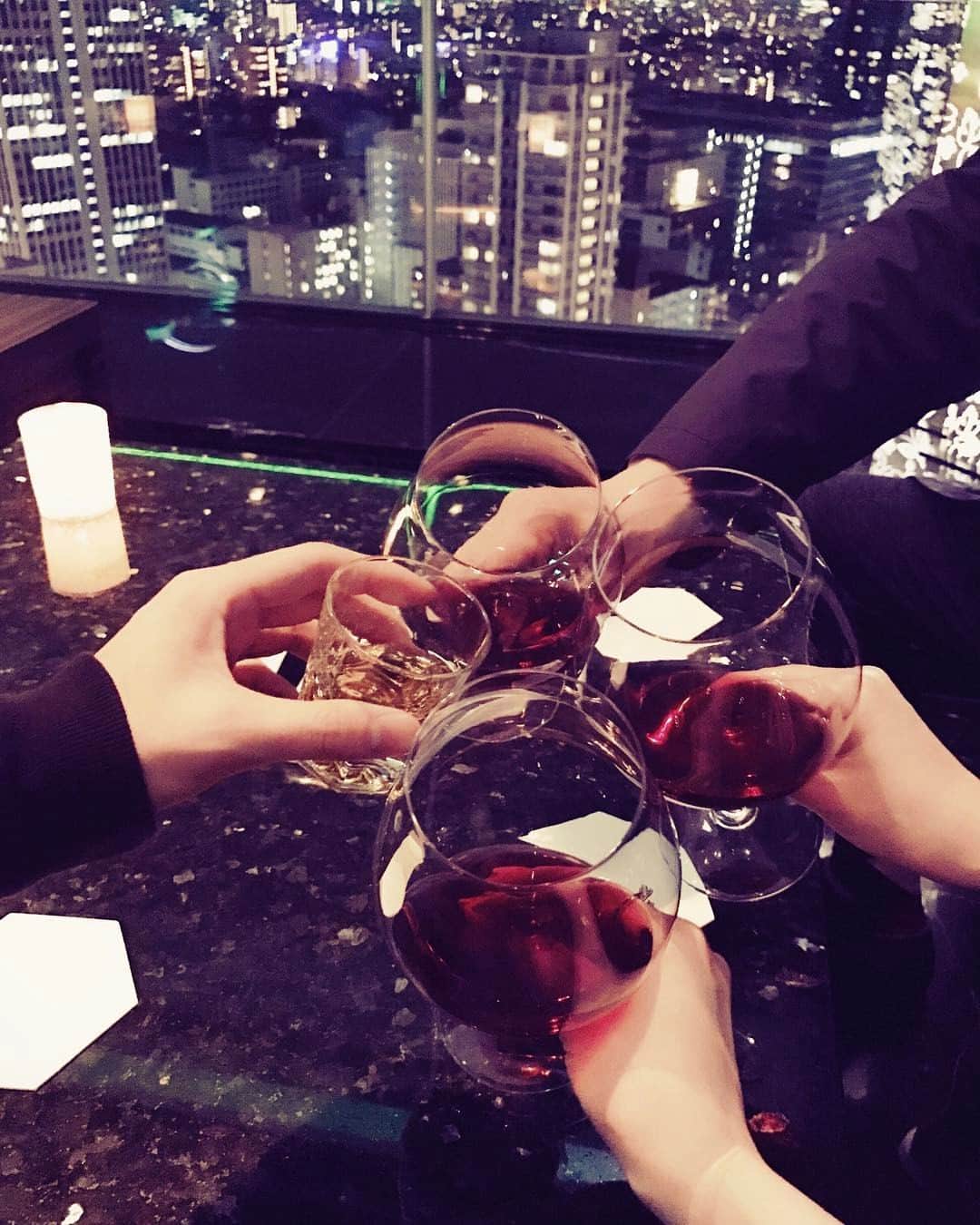 ジニョン さんのインスタグラム写真 - (ジニョン Instagram)「Cheers~ #tokyo #family」4月5日 22時18分 - jinyoung0423
