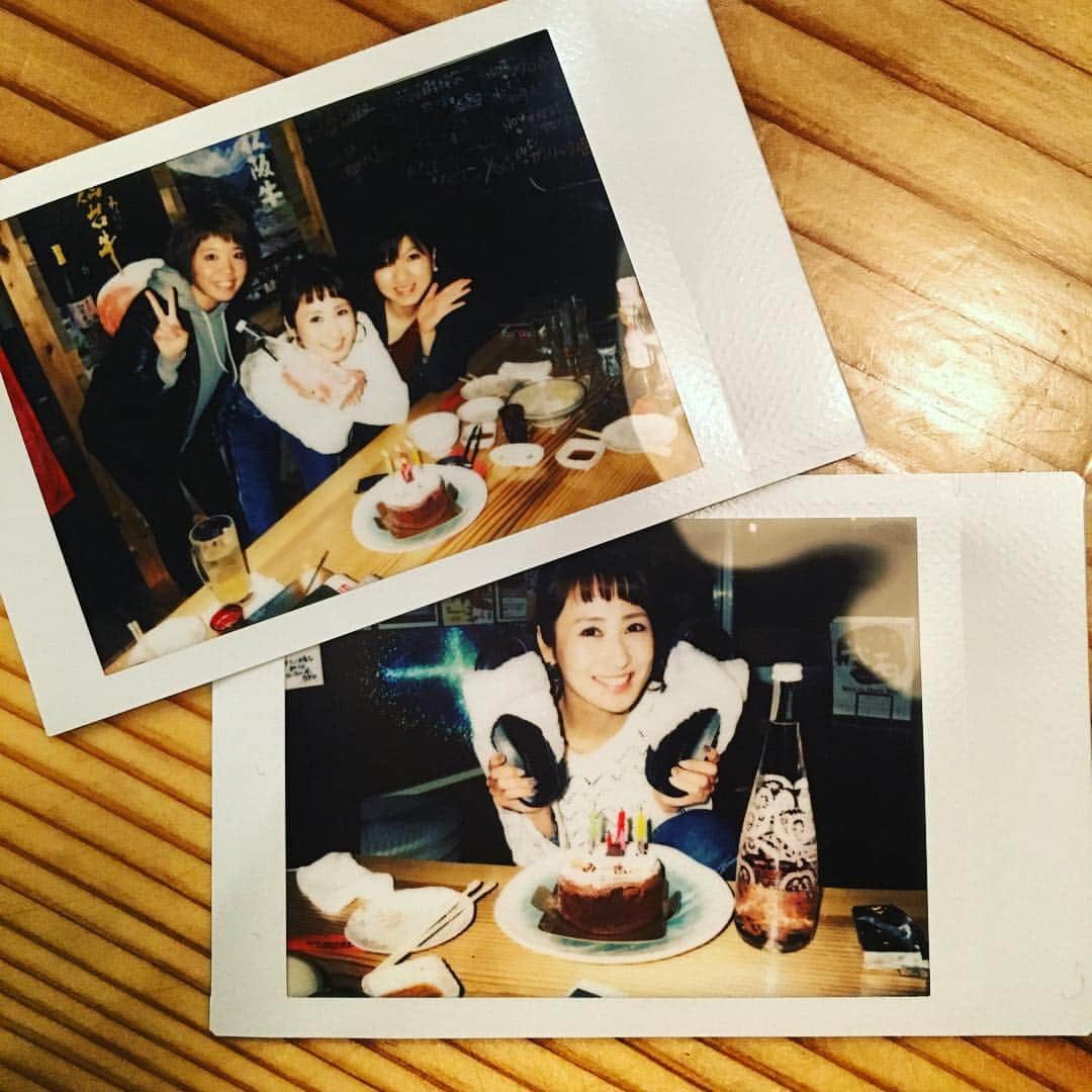 糸数美樹のインスタグラム：「たんたんたんじょーびー☆ #大好きな友達にお祝いしてもらいました #嬉しい #32歳 #3人同級生だけどうち一人は今月33歳になるという早生まれカラクリ #実は数え33歳 #モコモコすりっぱもらいました #あとおしゃれエヴィアン #楽しく過ごすぞ #みんなありがとう #沖縄市 #美里 #地元ーーーー！」