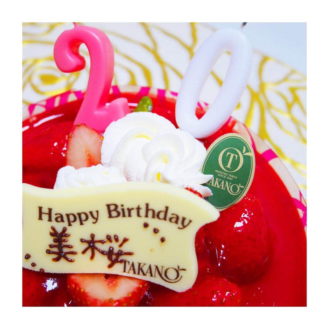 野田美桜のインスタグラム：「野田美桜です🌸 四月二日で、二十歳になりました。 たくさんの、おめでとう を ありがとう❤️ 楽しみます、がんばります、売れます。 二十歳の野田美桜に期待していてください！ * #野田美桜 #ひめ #誕生日 #HappyBirthday #二十歳 #ハタチ #成人 #star #start #ケーキ #苺 #strawberry #🎂 #🍰 #🍓 #これからもよろしくお願いいたします」