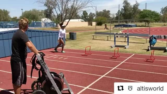 木村文子のインスタグラム：「#Repost @altisworld with @repostapp ・・・ Combination of hurdle hops + accels or bounds + accels for @goqueengo and @kimura.ayako with @coachsanandreas this P&P day. Tomorrow's hurdle session should be 🔥🔥🔥!!!」