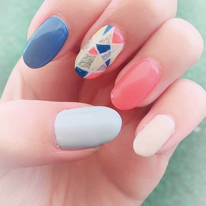 木村文子のインスタグラム：「New Nail💅 カラフルネイル〜😍 お気に入り💕 #new #nail #colourful #blue #orange #gray #beige #white  #カラフル #ネイル  #まほさん✨ #今回もスペシャルなネイル💅 #ありがとうございます💕 #シーズンも始まります #がんばろう❗️」