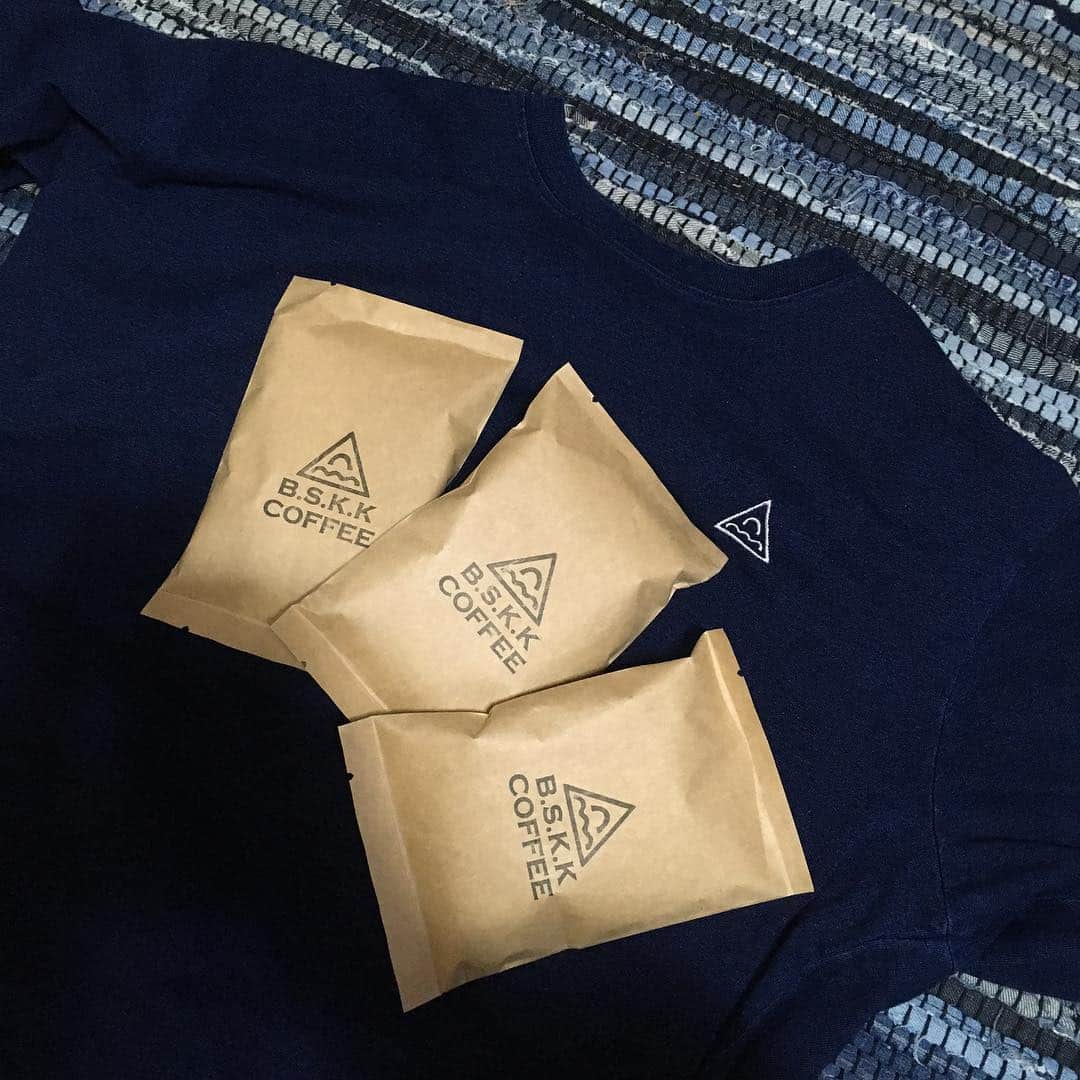 春日潤也さんのインスタグラム写真 - (春日潤也Instagram)「B.S.K.K TEEとコーヒー豆が届きました✌️ #bskk #bskkcoffee」4月6日 8時20分 - junya_kasuga