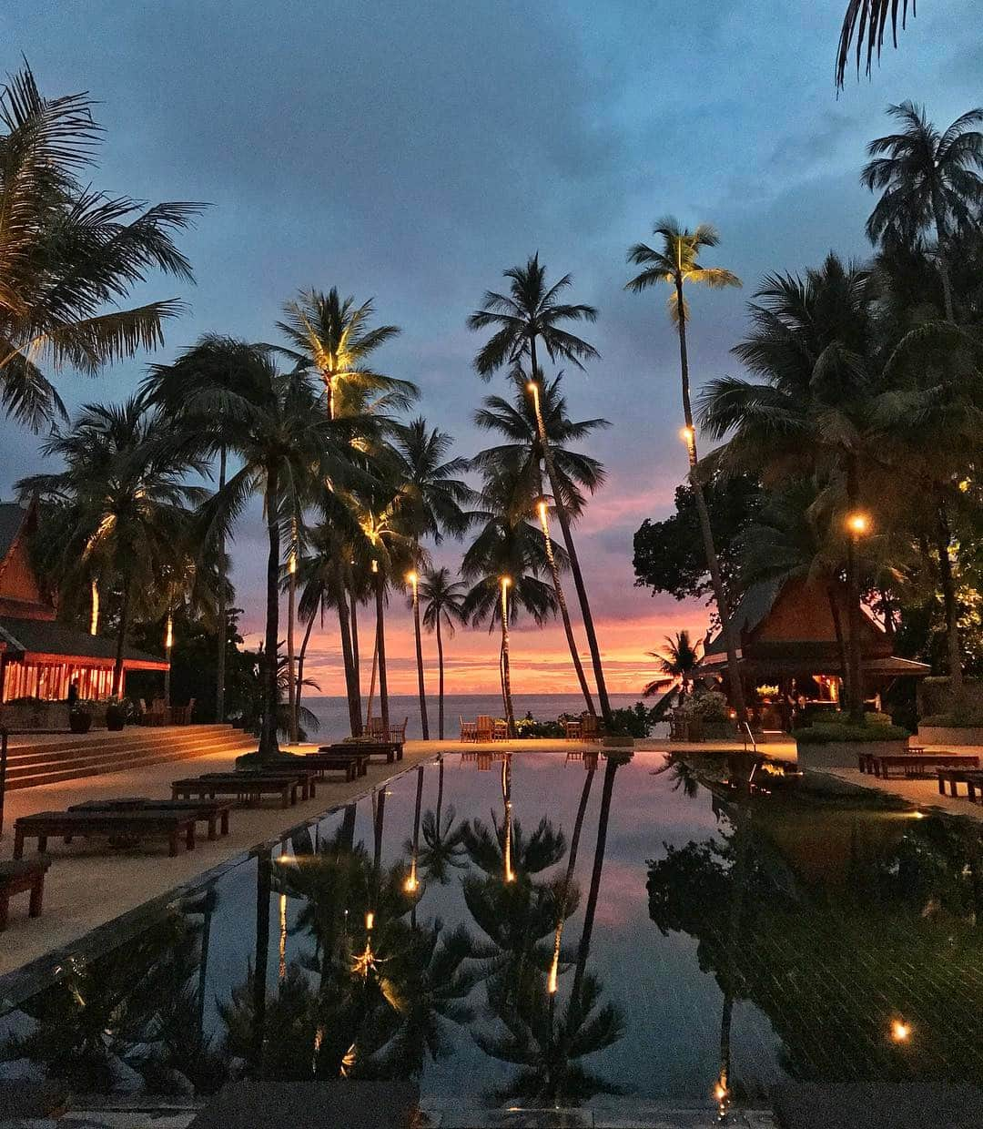 アロンソ・マテオのインスタグラム：「Very grateful to witness this welcoming sunset✨// #wow #lifeisgood #nofilterneeded #YaEmpezamosBien #SeMeVaASalirChuckyParaSiempre #YLaNiñaCucaracha #VoyARegresarDulceYBuena #MeditandoYLevitando #MejorQueNunca  Gracias a mi SenseiMaster / Ms. Miyagi @buathont ❤️」