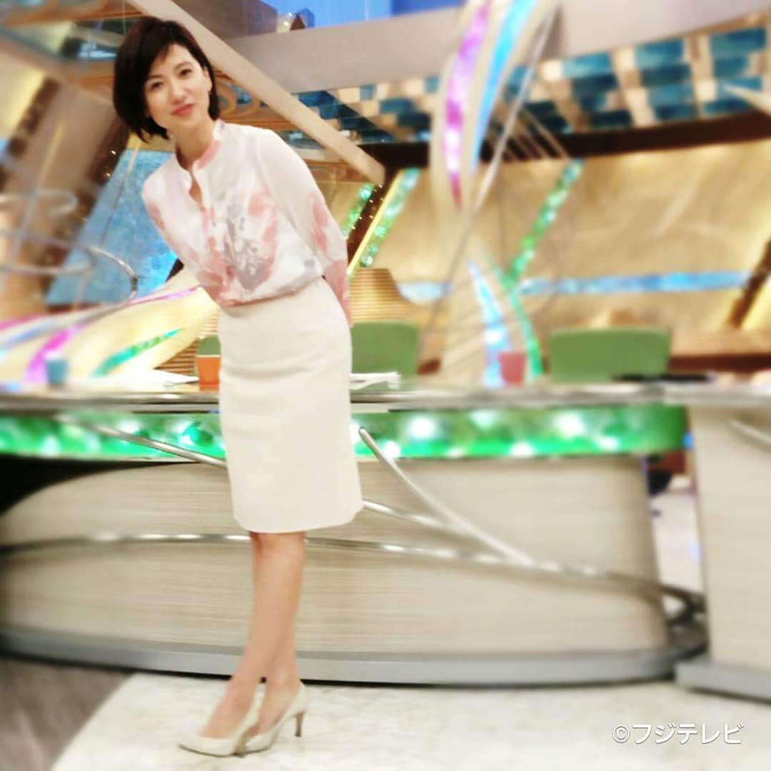 フジテレビ「とくダネ！」のインスタグラム：「今日の梅津さんは大胆なフラワープリントが目を引くブラウスがポイント ライトベージュのタイトスカートを合わせることで上品なコーディネートに♪ #梅津弥英子 #とくダネコーデ #ブラウス #フラワープリント #花柄 #タイトスカート #hanaemori #スタイリスト #岡のぞみ #どんなセリフが合うでしょう #とくダネ大喜利 #ファッション #コーディネート #今日のコーデ #コーデ #アナウンサー #大喜利 #2017 #4月6日 #木曜日 #とくダネ #tokudane #フジテレビ #fujitv 170406」