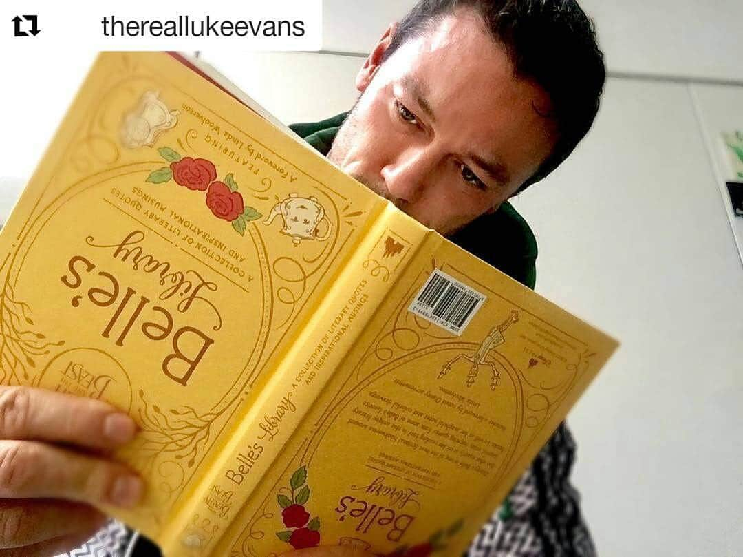 ディズニー・スタジオさんのインスタグラム写真 - (ディズニー・スタジオInstagram)「ガストン役の読書方法は、斬新📖  #repost:@thereallukeevans #美女と野獣 #ガストン #ルークエヴァンス #読む日 #読書 #本 #ディズニー #映画」4月6日 18時11分 - disneystudiojp