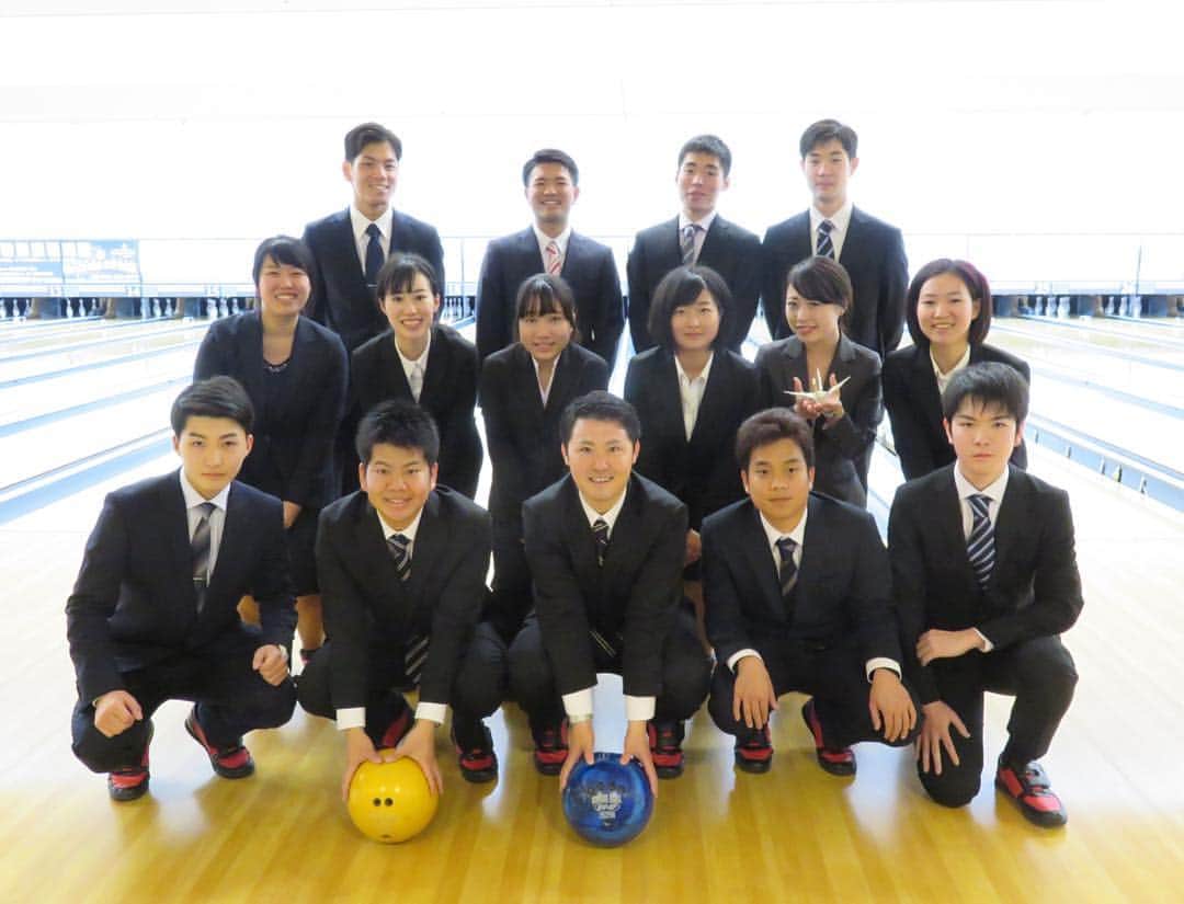 白鶴酒造株式会社のインスタグラム：「本日は新入社員歓迎ボーリング大会！ 神戸と大阪に勤める先輩社員が新入社員と一緒に盛り上がります！ #白鶴 #日本酒 #hakutsuru #折り鶴 #foldedpapercrane #japan #神戸 #kobe #酒 #sake #japanesesake #ボーリング #ボーリング大会 #新入社員 #新入社員歓迎 #そろそろプレイボール」