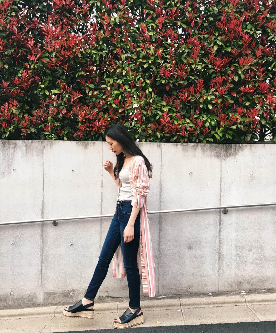 Shiho Sasakiのインスタグラム：「ついに明日、4/7(fri)より ♦️WF Rebirth SKINNY ♦️WF Rebirth embroidery SKINNY が発売開始されます👖✨ 以前のRebirth SKINNYに比べて股上が深くなったので履きやすさもアップデート🙌 気になった方は是非MOUSSYの店頭でご覧になって見てくださいね💚 #MOUSSY#MOUSSYJEANS#Rebirthskinny#スタンダードジーンズ」