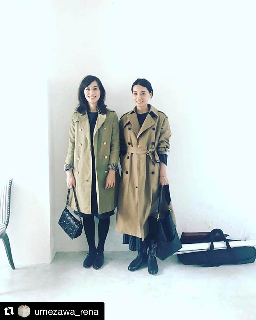 小濱なつきのインスタグラム：「梅澤レナちゃんとかぶった！ 二人ともグリーンと黒のワンピにトレンチコート♡♡♡ @umezawa_rena #Repost @umezawa_rena with @repostapp ・・・ 美人と一緒♡ @obamaccho  #saita #shooting #model #服がかぶった #トレンチコート」