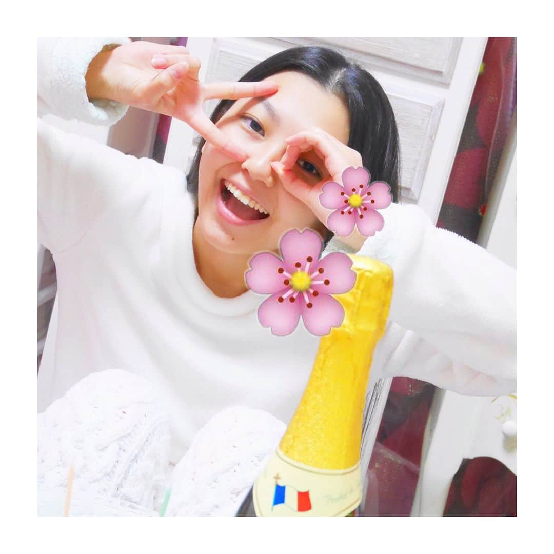 野田美桜のインスタグラム：「四月二日は静岡で撮影🗻🌸 帰宅後に、プチ #誕生日パーティー ✨ ありがたいことに連日お仕事なので 成人したけど、結局ノンアルコール🍾笑 * #すっぴん #完全なる #すっぴん #しかも #パジャマ ま、載せちゃえ精神。 * #いいね #いいね #いいね #してね ？」