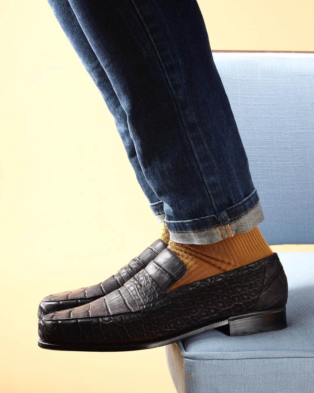 マサロのインスタグラム：「Black crocodile loafers.  #massaro #handmade #madetomeasure #bespoke #crocodile #loafer #black #men #shoes」