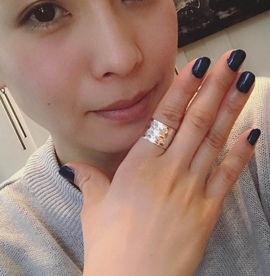 真崎ゆかのインスタグラム：「誕生日プレゼントで、Stairのハンマードリングもらった😭✨ この太さでハンマー打ち…かっこよすぎる。 陽子ちゃんありがとう😭😭😭 ちょっと変なポーズですが…笑  http://stair-tokyo.com  #stairtokyo #リング #かっこいい」