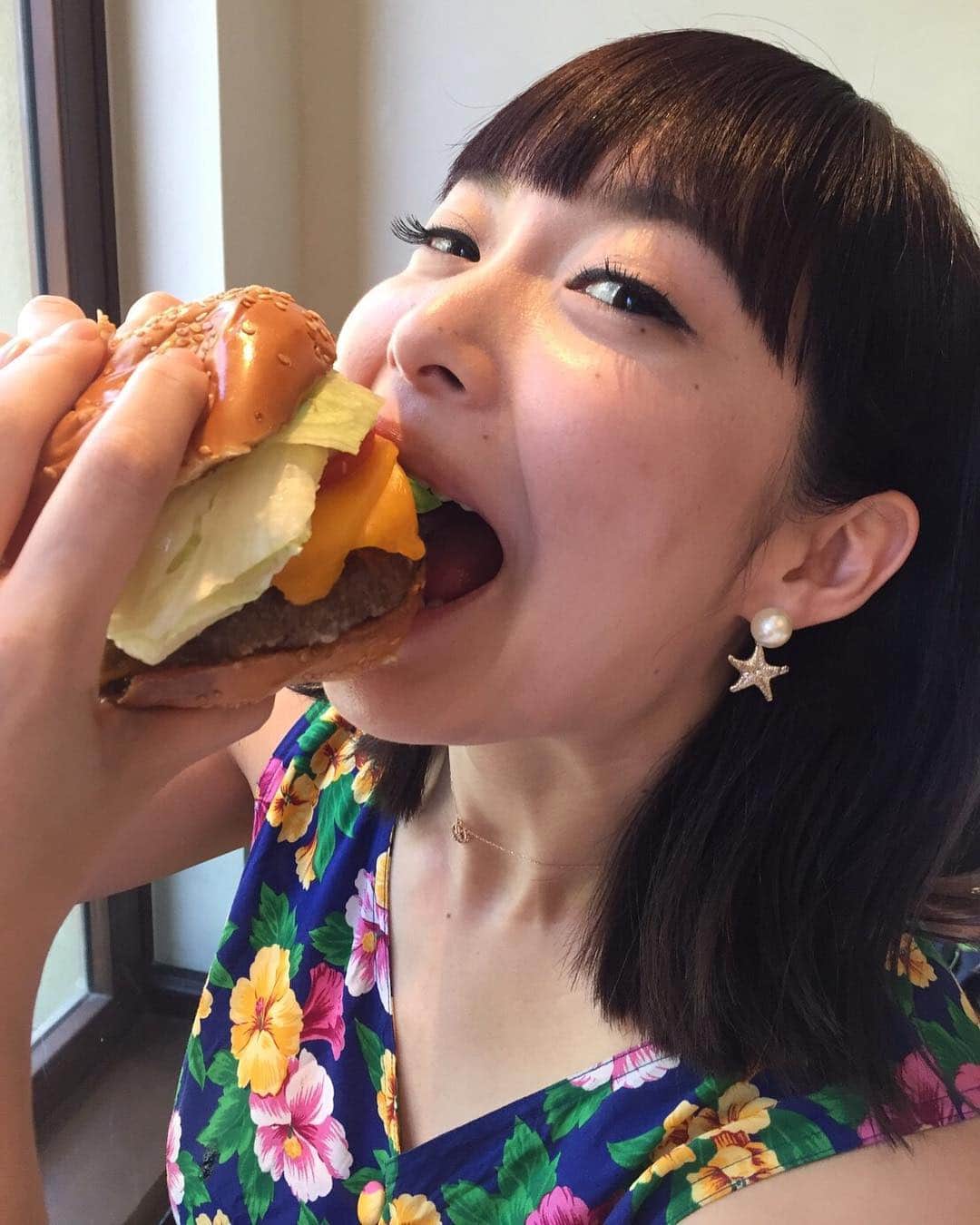 田中良子さんのインスタグラム写真 - (田中良子Instagram)「#おは朝  #hawaii  #aloha  #ハンバーガー」4月7日 3時52分 - tanakaryoko102