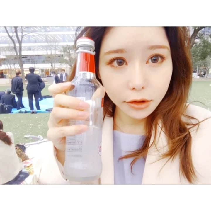 のインスタグラム：「🌸 実は #ミスiD のお花見でした☺ 私は #ミスiD2017 の代でしたが新旧の色んな子に会えて楽しかったな。 #スミノフアイス を飲みましたとさ。 . 桜は今週いっぱいかしら。 毎年、桜は刹那を感じて切なくも美しい。 我々が変わってもただ変わらず同じ処で咲く諸行無常の美。 と去年もインスタに書いてる。🌸 暖かくなる前の、躊躇いの寒さというかなんというかですね。 . . . #お花見 #お花見日和 #公園 #中野四季の森公園 #中野 #nakano #🌸 #桜 #さくら #諸行無常 #cherryblossom #日本 #japan #pink #ピンク #beauty #sakura #spring #april #春 #4月 #散歩 #ミスiD花見 #ミスiD2018 #japanesecherryblossom #japanesebeauty」