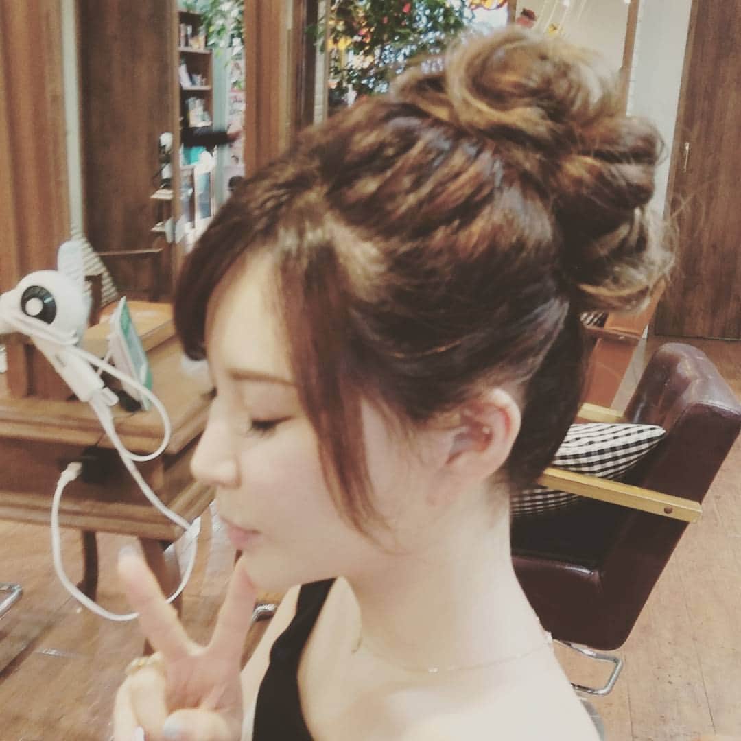 里美ゆりあのインスタグラム：「今日はアップヘアー✨ #美容院#桜#綺麗#アップ」