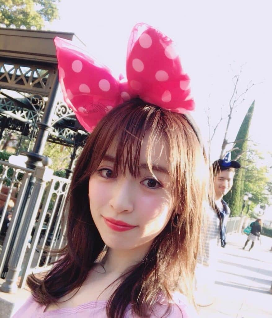 泉里香さんのインスタグラム写真 - (泉里香Instagram)「ミニーちゃん🎀 #やっぱり来た時はつけないとね！ #ミニー派#色んなかぶり物が出てて楽しかった#ワニまで見かけた #うしろ#バーチャル彼#ミッキー#もどき#覗き見#背後にメンズモデル#デート#撮影 #disneysea#disney#minnie#ミニー#ディズニーシー」4月7日 19時45分 - rika_izumi_