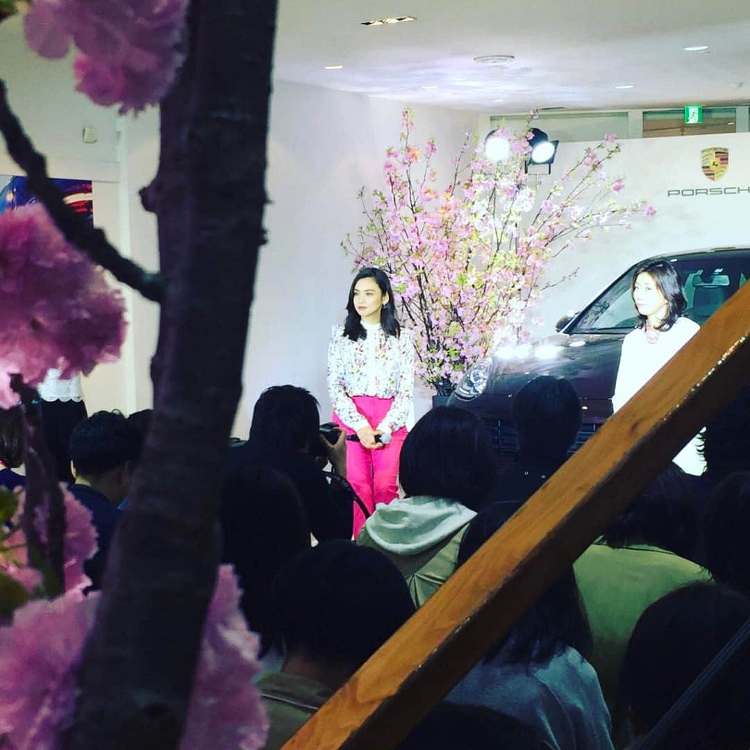 滝沢眞規子さんのインスタグラム写真 - (滝沢眞規子Instagram)「ポルシェジャパンのマーケティング部長 山崎香織さんとお話しさせて頂きました。とても素敵な方で楽しくお話しさせて頂きました🌸🌸🌸 会場には綺麗な桜と大好きな山本千織さんのケータリングを用意していただきとても素敵な空間でした🌿#porsche #ポルシェ #カイエン #カイエンモーメント#滝沢眞規子」4月7日 19時41分 - makikotakizawa