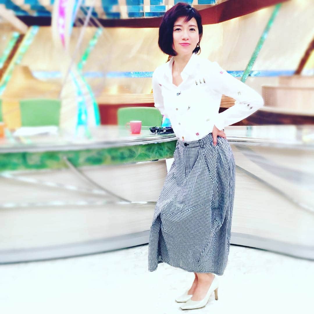 フジテレビ「とくダネ！」のインスタグラム：「今日の梅津さんは刺繍を散りばめたシャツにカジュアルなギンガムチェックのスカーチョ シャツにも実はアシンメトリーのボトムにも遊び心が満載♪ #投稿遅くなってすみません #中の人 #梅津弥英子 #とくダネコーデ #スカーチョ #アシンメトリー #ギンガムチェック #センソユニコ #sensounico #スタイリスト #岡のぞみ #どんなセリフが合うでしょう #とくダネ大喜利 #ファッション #コーディネート #今日のコーデ #コーデ #アナウンサー #大喜利 #2017 #4月7日 #金曜日 #とくダネ #tokudane #フジテレビ #fujitv 170407」