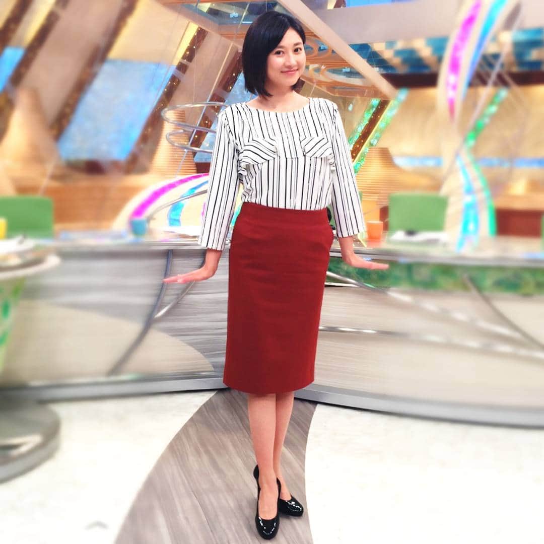 フジテレビ「とくダネ！」のインスタグラム：「今日の菊川さんはストライプのフリルブラウスにテラコッタ色のタイトスカート ブラウスがデコラティブなのでスカートはシンプルに☆ 冬から引き続き人気のテラコッタ色を取り入れているのがポイント♪ #投稿遅くなってすみません ##中の人 #菊川怜 #とくダネコーデ #フリルブラウス #タイトスカート #テラコッタ #スタイリスト #mihoishino #どんなセリフが合うでしょう #とくダネ大喜利 #ファッション #コーディネート #今日のコーデ #コーデ #大喜利 #2017 #4月7日 #金曜日 #とくダネ #tokudane #フジテレビ #fujitv 170407」