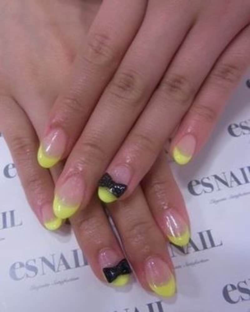 beautのインスタグラム：「【@nailpic.beautより】 ネオンカラーのイエローフレンチに、ブラックの３ＤリボンをＯＮ！ 派手ネオンもシンプルフレンチで仕上げれば、かわいい女の子ネイルに早変わり♪ 【プロフィールのURLより最新情報をゲット♡】 #nailpic ・ ・ ・ #nail #naildesign #nails #nailswag #nailart #ネイル #ネイルデザイン #ネイルアート #ネイルサロン #ネイルケア #ネイルピック #ネイルカラー #ネイル検定 #ネイルモデル #ネイルスクール #instafashion #like4like #fashion #coordinate #colorful #japan #japanshop #原宿ネイル #相互フォロー #ootd #fashiongram #fashionista」