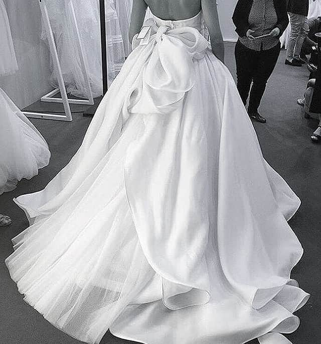 VOW_weddingのインスタグラム：「dressのご紹介* ANTONIO RIVA 【アントニーオリーヴァ】 イタリアの最高級dressブランド。 デザイナーが男性であり、元建築家で、 デザインされるdressも立体的で、 360°どこから見てもスタイル良く、 そして、角度によって見え方が違うデザイン。 お写真等で大変映えるdressです* こちらもフォトウェディングでの ご試着可能なdressです*」