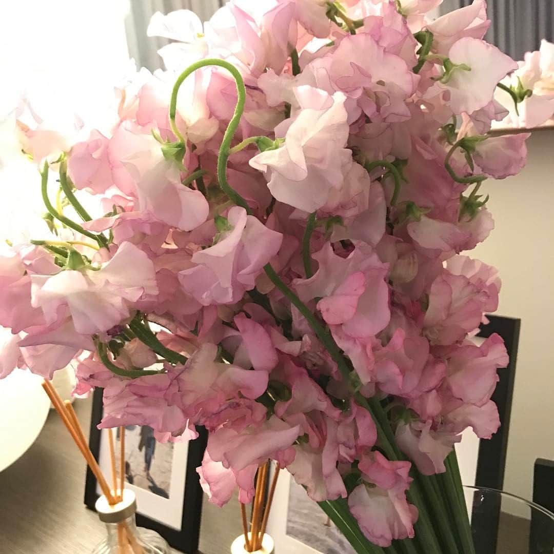 里田まいさんのインスタグラム写真 - (里田まいInstagram)「連載やらせていただいています、雑誌LEEさんから、お誕生日にお花をいただきました。 いつもありがとうございます！ 春を感じる綺麗な色。 癒される。 今日、外出してお友達とランチしたんだけど、出会う人出会う人みんないい人だった。 #ベビーカー重いのに階段で運んでくれたお店の方たち #帰りがけ優しく声をかけて手を貸してくださった隣の席の方たち #帰りの地下鉄でエレベーターを教えてくれた女性 #エレベーター待ってたらちゃんと動いてる？ベビーカー運ぶかい？とわざわざ離れた場所から声をかけてくれた男性2人 #私が家にちゃんと到着するまで心配してくれて今日もたくさん助けてくれて何より楽しい時間をくれたお友達 #みんなありがとう #日本語だから伝わっていないと思うがありがとう #英語だとしても伝わらないがありがとう #でもThankyou  #いつまでたってもエレベーターとエスカレーターの呼び名どっちがどっちかわからなくなって迷う #一度ケータイで確認 #やっぱり逆だった #危ない危ない #恥かくとこだった #32年間迷い続けている  #エレベーター #エスカレーター #今日の私はエレベーター #LEE」4月8日 11時44分 - maisatoda_official