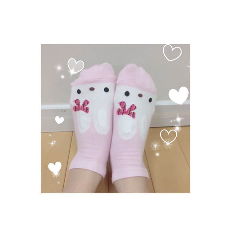 甲斐彩花のインスタグラム：「きょの靴下は ちせちゃんにもらったうさちゃん靴下でふ🐰🐰🐰💗💗💗 かわまふでふ。😭😭💗」