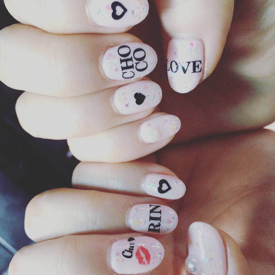 里美ゆりあのインスタグラム：「チョコとリンのネイル💅😉✨ 今日の大宮サイン会と新宿クラブイベント宜しくお願いしまーす(^o^)🎵 #ネイル #ラブ#大宮#サイン会#新宿#クラブ#イベント#ファッション」