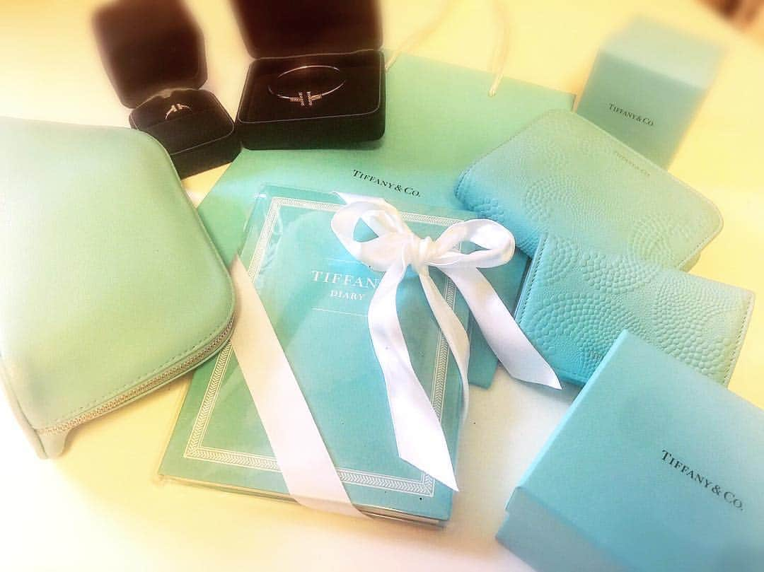 中村江莉香さんのインスタグラム写真 - (中村江莉香Instagram)「@tiffanyandco 💍💕 #ティファニー 様からお誕生日gift🎂としてdiaryを頂きました♡♡とーっても可愛い🙈✨可愛すぎて使えないので、このままお部屋に飾るよっ😳💙💙#ティファニーブルー は私のラッキーカラー☺️👗💎見ているだけで、身につけているだけで笑顔に、幸せになれる💌💘#ティファニーT#tiffany#お財布#名刺ケース (ポイントカード入れ♡笑)#お化粧ポーチ#ティファニーリング#ティファニーブレスレット#19880407#お誕生日プレゼント」4月8日 17時46分 - erica_nakamura