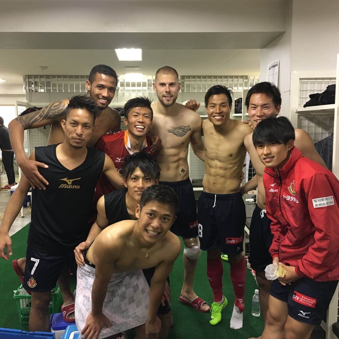 田口泰士さんのインスタグラム写真 - (田口泰士Instagram)「今日も勝利！復帰戦を勝利で飾ることができて嬉しいです！ 皆さん雨の中、たくさんの赤い熱い声援ありがとうございました！！ 泰士コールがどのチャントよりも1番大きく聞こえたのは気のせいかな？笑 玉ちゃん、竜士ナイスゴール！ 沖縄のレジェンド我那覇和樹さんにも久しぶりに会えました！  しゃ！！」4月8日 18時47分 - 7_taishi_taguchi_7