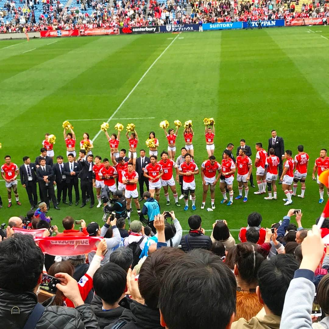 Shokoのインスタグラム：「今日は久々に 夫とデート👍 * スーパーラグビー SUNWOLVES  vs  BULLS 21 :  20  Win!!!! * * いやぁ〜 興奮しました！ どんどん強くなってる！ * おめでとう㊗️㊗️🍾 * 圧倒的に大きな相手チームだけど *  すごいな〜 かっこよかった！！！ * アドレナリン出たまま帰宅 このエネルギーを 夕飯作りに注ぎます💪 母さんのアドレナリン入りの夕食 どうぞ召し上がれ😆」