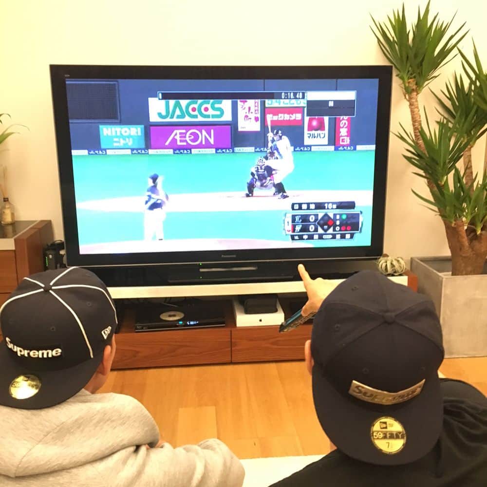 西岡剛のインスタグラム：「#京セラ で試合で大阪に来てて打てなくて悩んでDVD持ち込んで#バッティングトーク して、飯食わして、酸素カプセル入って#supreme の帽子パクって帰る後輩ってみなさんどうですか？😏 明日から打ってくれるやろ🙄野球の悩みできることを感謝しなさいとカツいれときました👍俺も試合で打てないとかで早く悩みたいくらいや😭 翔も今年から鬼教官メニューで体絞り始めたからねー😆 だいぶ絞れた体なってる😜 #阪神タイガース #西岡剛 #日本ハムファイターズ#中田翔#酸素カプセル」