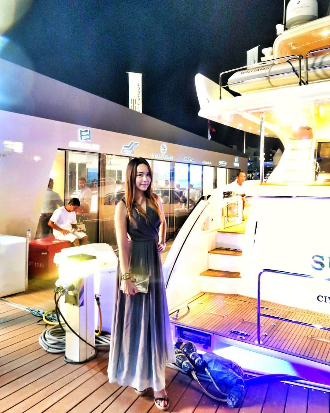 Nicole Chenのインスタグラム：「Loving the Singapore Yacht Show and being dressed with @theoryofseven amazing dress #dress #yacht #singapore #cool #fashion #ootd」