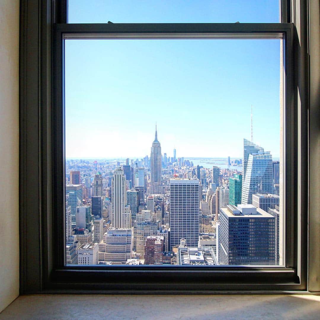 田島知華さんのインスタグラム写真 - (田島知華Instagram)「【USA🇺🇸NewYork】 ロックフェラー・センターから見渡す昼のマンハッタン。最上階へ行く途中の窓からの眺めもフォトジェニック♡ Copyright ©︎ TAJIHARU _ #たじはるトリップ #TAJIHARU_usa #アメリカ #ニューヨーク #ロックフェラーセンター #マンハッタン #建築 #女子旅 #女一人旅 #カメラ女子 #newyork #newyorkcity #nyc #ny #rockefellercenter #topoftherock #manhattan #oldarchitecture #oldbuilding #architecture #architecturelovers #girlstrip #nyctrip #igersnyc」4月8日 22時42分 - haruka_tajima