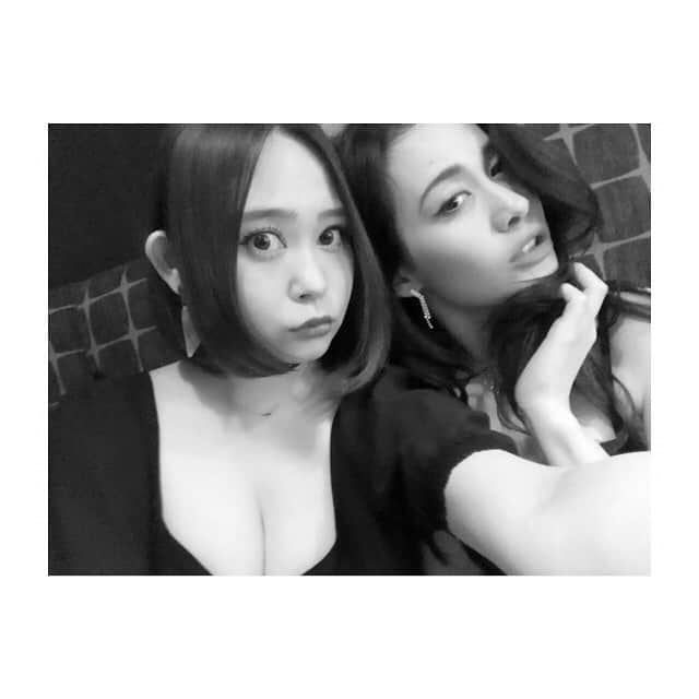 本田しおりのインスタグラム：「先日のMV撮影の時にえりかちゃんと♡」