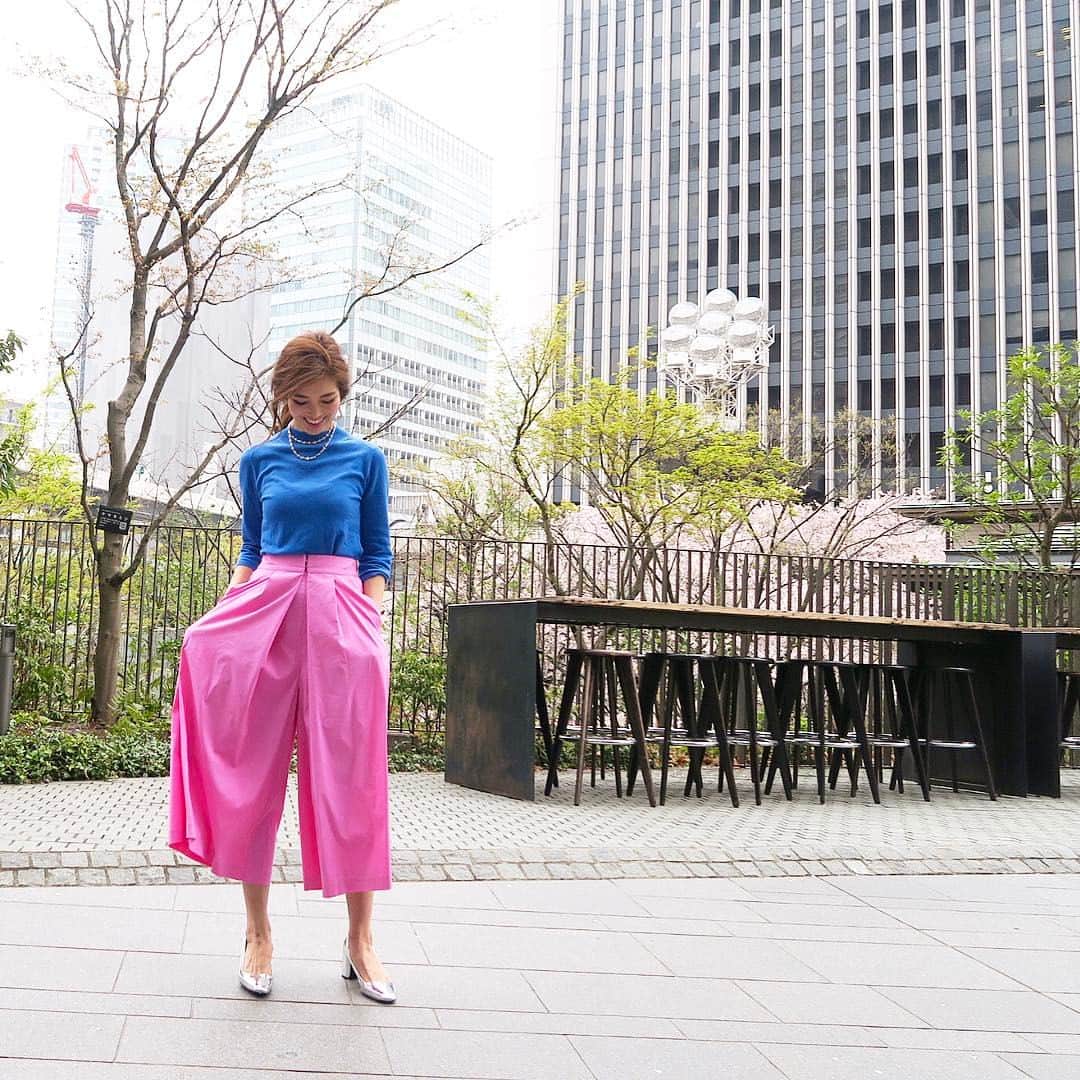 のインスタグラム：「・ #miho_outfits  明るい色を合わせて🌈 シルバーのネックレスとパンプスでコーデに少しエッジを効かせて💪🏻 Tops, Shoes:ZARA Pants: barnyardstorm × Miho Kawahito Necklace: Philippe Audibert PCを持ち歩かなきゃ行けない、雨だから濡らしたくない、というのでカバンは妥協したから写さず😒 こんな時におしゃれなバッグないかなー？とずーっと思い続けてる💭」