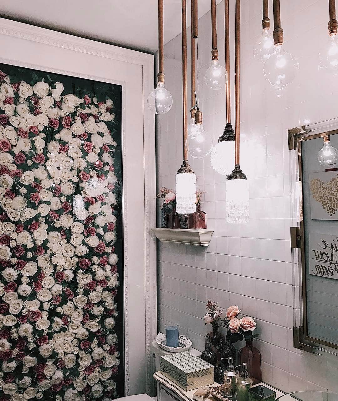 Camila Coelhoさんのインスタグラム写真 - (Camila CoelhoInstagram)「🌷🌷 #FromLastNight Restroom with a flower wall?! NEED this at home! Haha #decor ------- Lavabo com parede de flores?!🌷🌸🙌🏼 Querooo! Haha #sobreontem」4月9日 2時42分 - camilacoelho