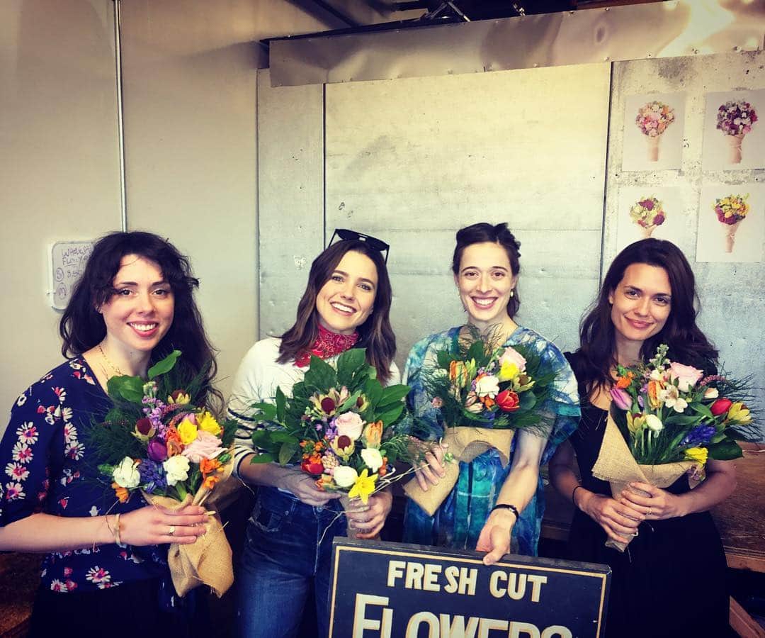 マリーナ・スコーシアーティさんのインスタグラム写真 - (マリーナ・スコーシアーティInstagram)「Saturday morning, flower arranging class? Yes, please! @flowersfordreams 💐 #flowers #bouquetstoart #25percenttocharity #funtimes #squad」4月9日 3時13分 - marinasqu