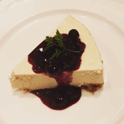 川田裕美さんのインスタグラム写真 - (川田裕美Instagram)「私の頼んだリンゴケーキ、美味しかったんですが、写真映えはしなかった… #ブルーベリーチーズケーキ #リンゴとおからのケーキ」4月9日 15時19分 - hiromikawata163