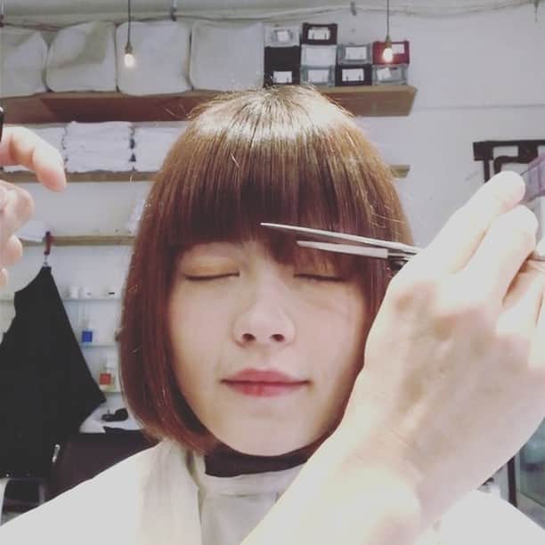 のインスタグラム：「エリカちゃん前髪カット🌈 いつもありがとう〜〜✨ 明日は定休日😋火曜日からお待ちしております✨#ぱっつん #オン眉#ボブ#切りっぱなし#スタッフ募集#スタイリスト募集」