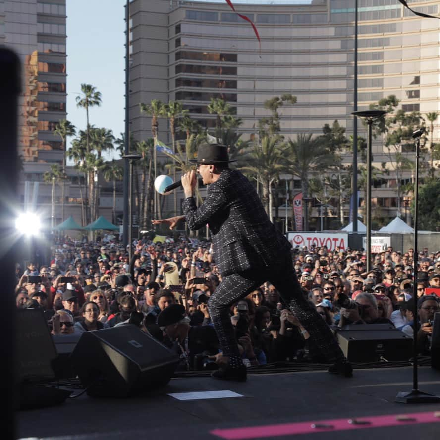 チェスター・ベニントンのインスタグラム：「@kingsofchaos 😎 at the Sports Car Grand Prix in Long Beach.」