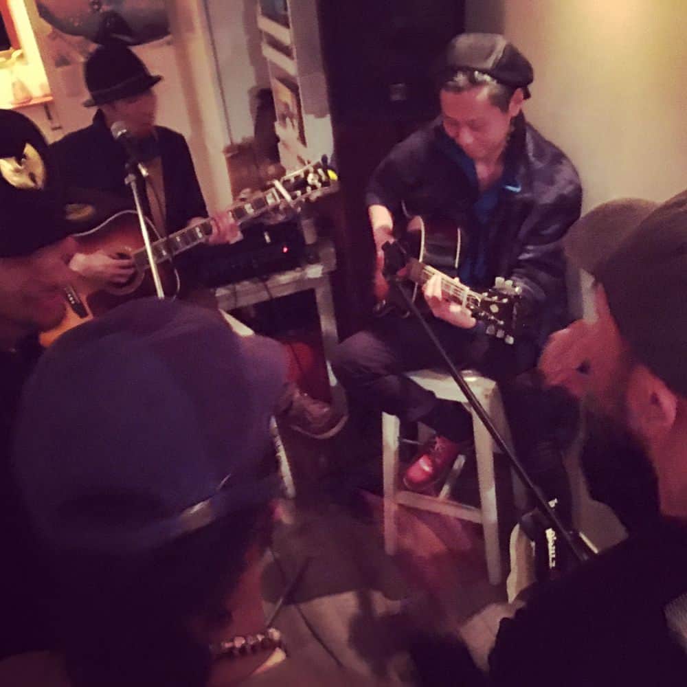 KAI_SHiNEのインスタグラム：「からの、横須賀米が浜通 106cafeへGreen shitケンヤ×KAZIのLIVEへ。 It was So nice‼︎ #greenshit #yamaarashi #kazi #session #live #no8 #rappers #yokosucalifornia #magic #live #life #music #linkup #134 #journey #jp」