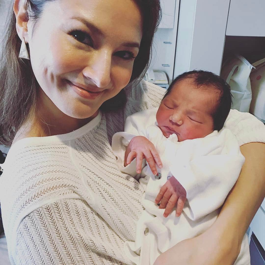 橋本麗香のインスタグラム：「👼🏻👼🏻👼🏻👼🏻👼🏻👼🏻👼🏻👼🏻👼🏻👼🏻👼🏻👼🏻 ． ． Welcome to this world 💖💖💖💖💖💖💖 An sweetest Angel Coco is coming to this world 👼🏻💕💕💕💕💕 Amazing special Richi's birthday present from god 👼🏻✨✨✨💞🙏🏻💞✨✨✨ ． 兄のバースデーに素晴らしいバースデープレゼントがやって来ました💖👼🏻💖 兄の新しい娘の 心愛（ココ）です💕💕💕💕 皆様どうぞよろしくお願い致します😍🙏🏻 ． #newbornbaby  #coco #happybirthday」
