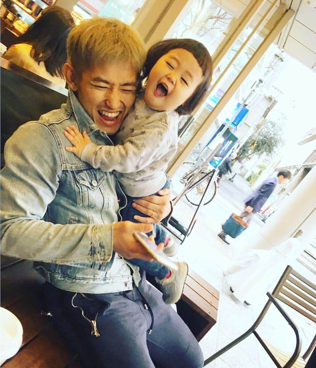 あびる優さんのインスタグラム写真 - (あびる優Instagram)「私のお気に入りショット😍 2人の笑顔に胸キュン😍  #family#husband#daughter#baby#babygirl#clover#hug#kiss#papa#father#love#cute#date#happy#家族#親子#父娘#愛娘#娘#抱っこ#ハグ#パパ#独占#愛しい#かわいい#癒し#幸せ#笑顔#愛してる#大好き」4月9日 14時09分 - yuabiru74