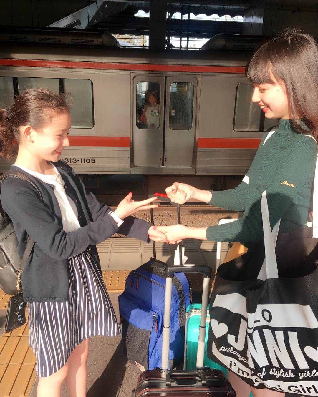 ニコ☆プチのインスタグラム：「今日のイベントに来てくれたみんな、ありがとう〜！ 電車で移動中です！ 新幹線に乗る私とこっちゃんは、デスマッチをして時間を潰しています🌟 名古屋のみんな、バイバーイ👋💕 黒坂でした🍎」