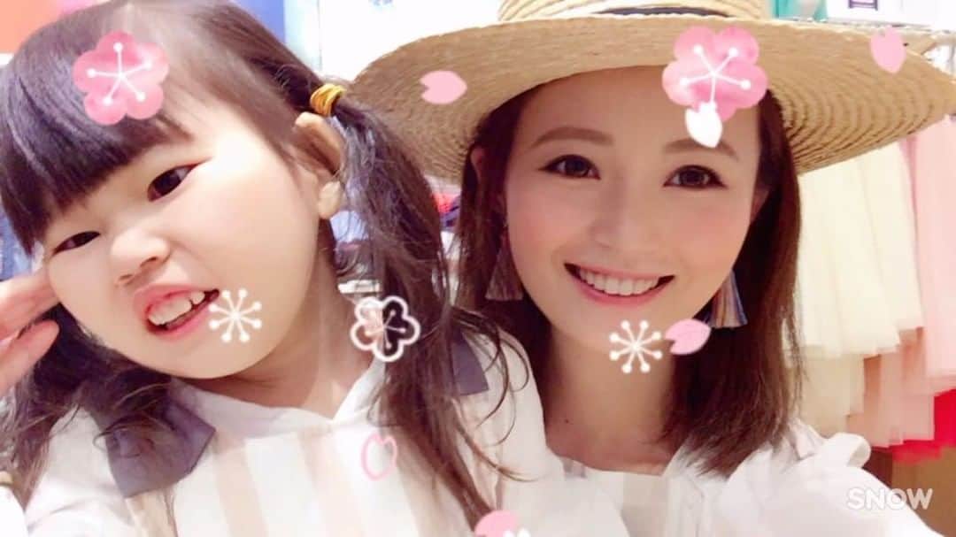 yunomama_takkaのインスタグラム：「@snow_japan  ゆのさん調子悪かったけど復活☺️🌸 #snowでお花見#スノママ#スノーでお花見#親子ムービー#親子コーデ#丸顔親子#春コーデ#親娘#親バカ#桜#かわゆの#snownista#👧🏻#🌸」