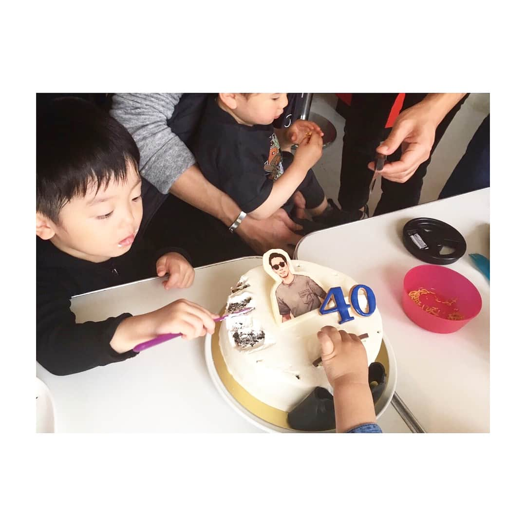 二ノ宮和佳子さんのインスタグラム写真 - (二ノ宮和佳子Instagram)「昨日は主人のサプライズお誕生日パーティ‼︎みんなの協力のおかげで、本人は全く気付かなかったらしく大成功🙌🏻 数年前までは、毎日の様に会って飲んでた仲間達。子供達が増えてとっても賑やかな会に‼︎ 昨日は、本当によく飲み、よく笑い楽しい1日でした。二日酔いはつらかったけど、写真見て余韻に浸っております。みんな、ありがとー💛  #happybirthday #ドレスコードはサングラス🕶 #最後はおきまりの #記憶が曖昧なやつw #仲間はいいものだ #みんなありがとー #また集合しよな #うちの旦那は幸せモノ笑 #😎 #お花見バースデーパーチー🌸 #さすがあず #ナイスなお店セレクト #似顔絵🎂は @suzukishigeoillust さんが描いて下さったイラストを拝借させて頂きました🙏🏻」4月9日 22時23分 - wakako.ninomiya