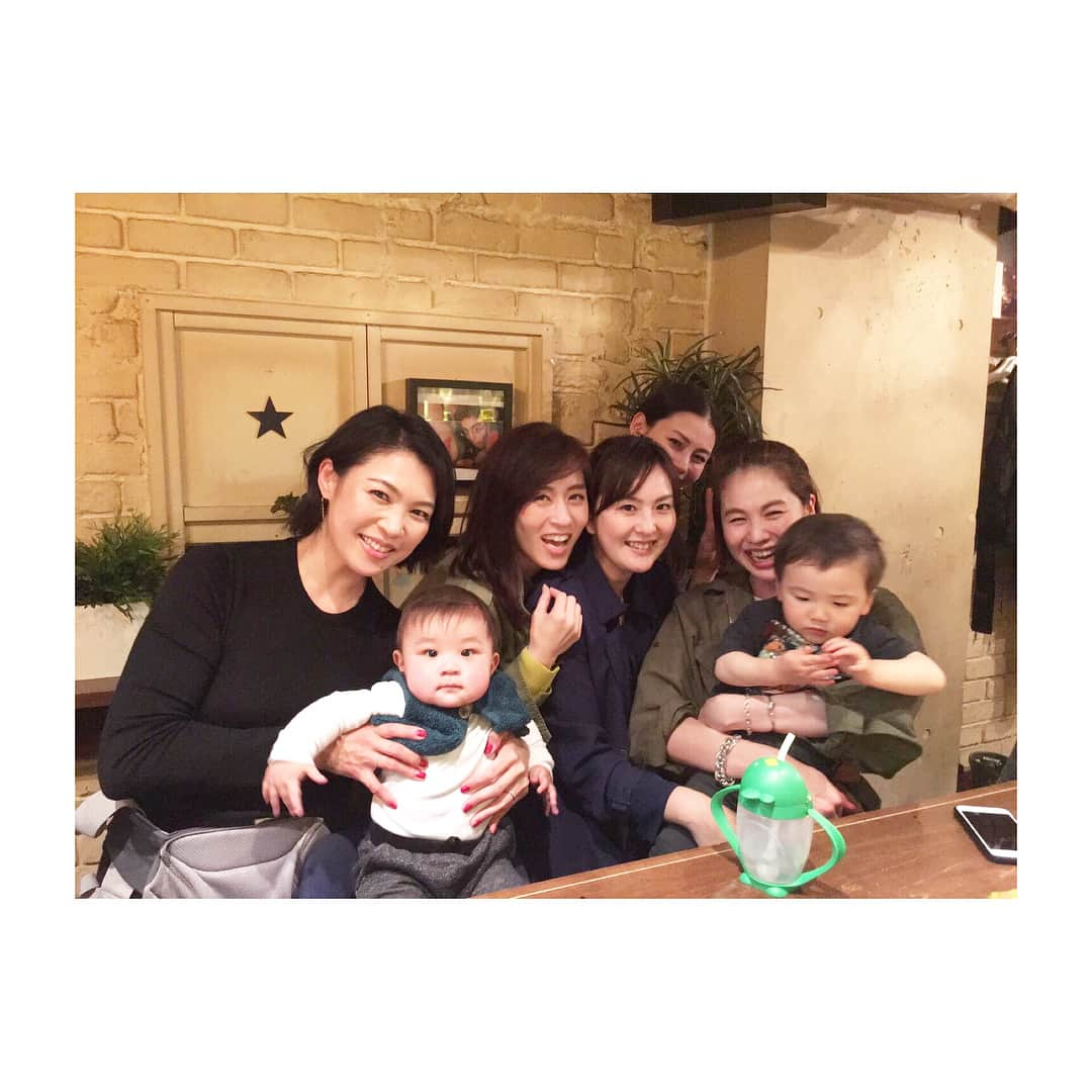 二ノ宮和佳子さんのインスタグラム写真 - (二ノ宮和佳子Instagram)「昨日は主人のサプライズお誕生日パーティ‼︎みんなの協力のおかげで、本人は全く気付かなかったらしく大成功🙌🏻 数年前までは、毎日の様に会って飲んでた仲間達。子供達が増えてとっても賑やかな会に‼︎ 昨日は、本当によく飲み、よく笑い楽しい1日でした。二日酔いはつらかったけど、写真見て余韻に浸っております。みんな、ありがとー💛  #happybirthday #ドレスコードはサングラス🕶 #最後はおきまりの #記憶が曖昧なやつw #仲間はいいものだ #みんなありがとー #また集合しよな #うちの旦那は幸せモノ笑 #😎 #お花見バースデーパーチー🌸 #さすがあず #ナイスなお店セレクト #似顔絵🎂は @suzukishigeoillust さんが描いて下さったイラストを拝借させて頂きました🙏🏻」4月9日 22時23分 - wakako.ninomiya