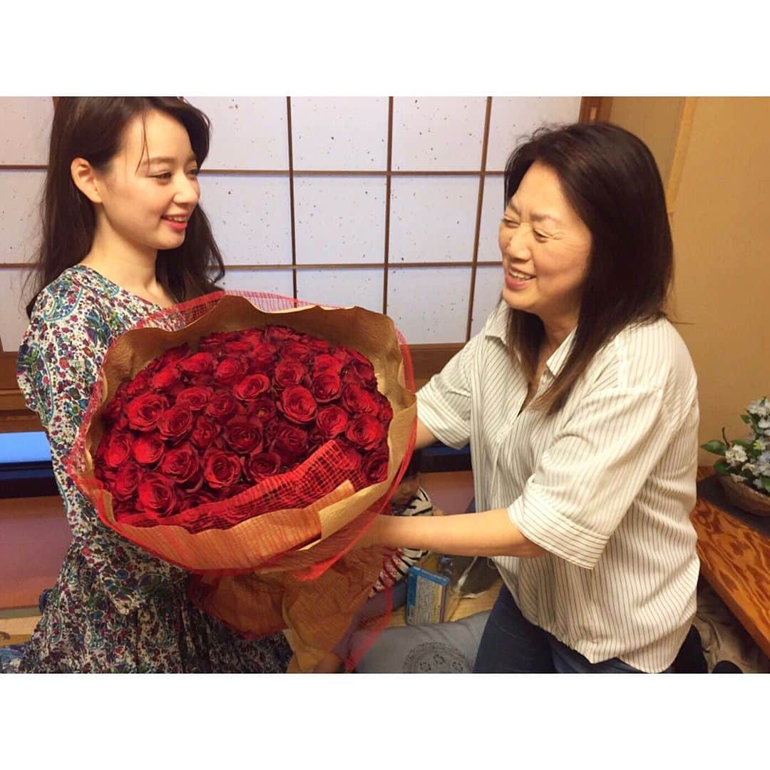 中城あすかさんのインスタグラム写真 - (中城あすかInstagram)「Happy Birthday My Mommy😘 昨日4/8は母の誕生日でした。 今年で還暦を迎えたので、年の数の真っ赤な薔薇をプレゼント🌹 大好きなママの人生で一度の特別な日💓 いつもありがとう。しょっちゅう喧嘩するけど、これからもよろしくね😊 #happybirthdaymommy #happy #birthday #mommy #mom #mama #sixtiethbirthday #60 #rose #bouquet #rosebouquet #red #母 #誕生日 #還暦 #赤 #薔薇 #薔薇の花束」4月9日 23時34分 - asukanakajo